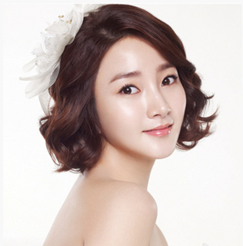 知性女人味感觉的发型,有韩式短发的个性与优雅,同时也有新娘的温婉感