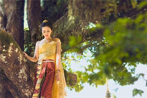 泰国婚纱摄影团购_泰国传统婚纱服饰图片