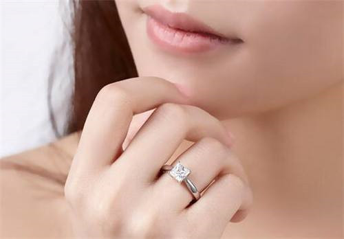 结婚女的戒指戴在哪只手 戒指戴法有哪些讲究