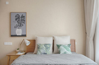 120平日式风格三居卧室床头装饰画
