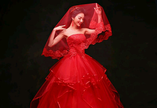 红色礼服婚纱照_抺胸红色礼服婚纱照