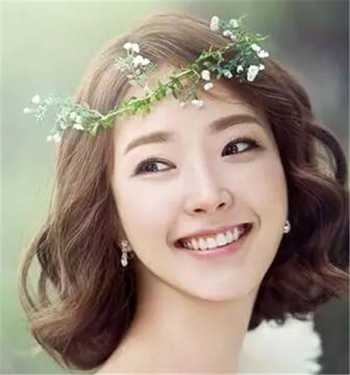 8,短发韩式新娘发型图片图中这款造型非常的自然,率真,帅气的斜刘海