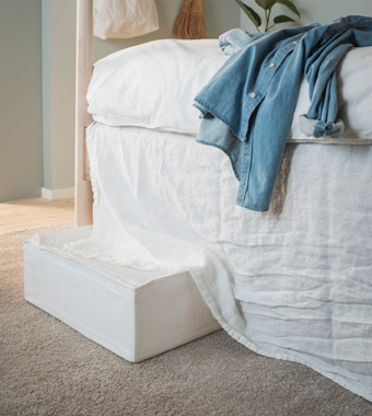 床下的储物袋可用旧窗帘做成的床裙进行隐藏