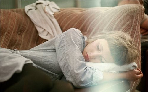 梦见小女孩从楼上掉下摔断了左胳膊，梦境背后的深层寓意与心理解析