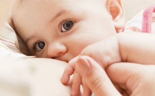 婴儿经常吐奶原因 婴儿经常吐奶怎么办