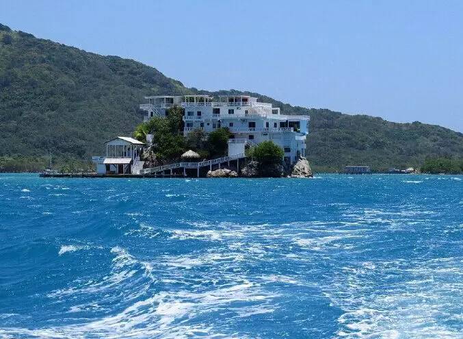 加勒比海的一块岩石上有个旅馆
