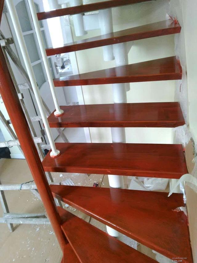 泪奔，为了省钱家里的二手房楼梯坚持要自己刷漆，刷完我就杯具了