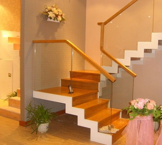 家居楼梯的材质种类 家居楼梯选购装修技巧