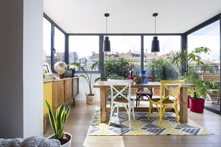 巴塞罗那两居室装修餐厅实景图