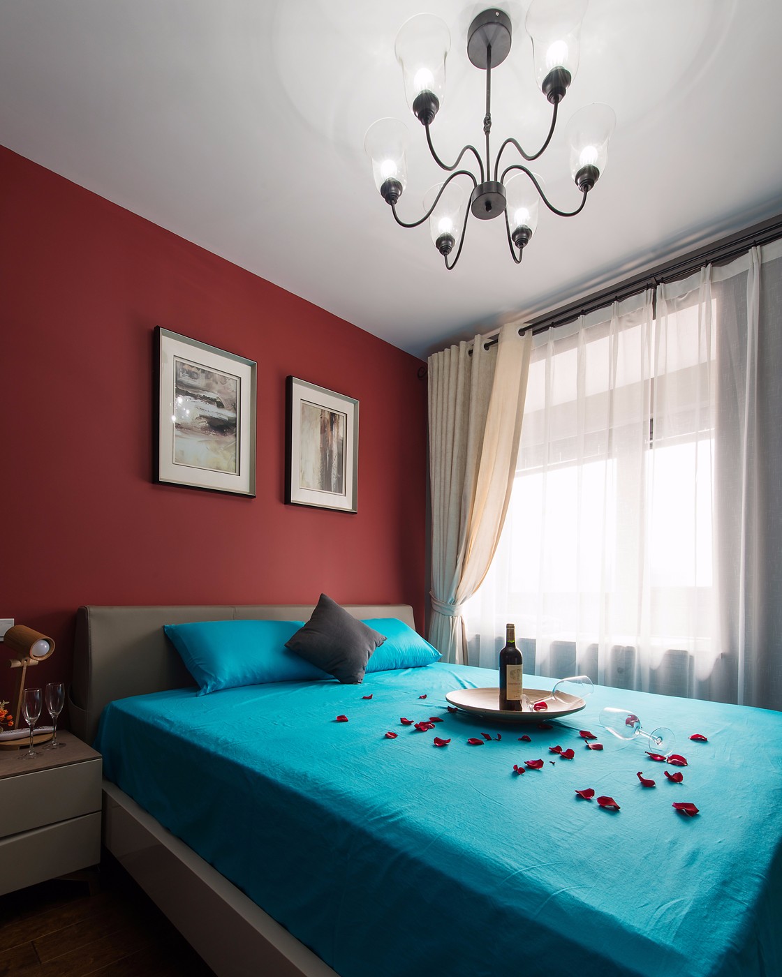 二居室装修,90平米装修,10-15万装修,卧室,混搭风格,蓝色,红色,卧室背景墙