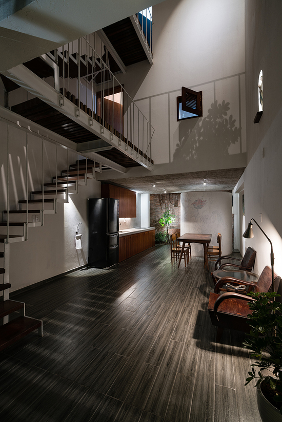 设计者将起居室、餐厅与厨房区域连接在一起，创造出开敞的室内空间