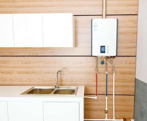 家里装热水器和天然气哪个好？