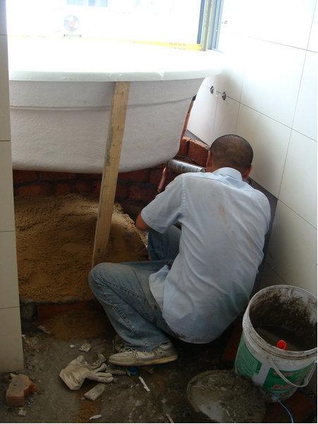 老公突发奇想，在卫生间砖砌了个浴缸，发到业主群全炸锅了！