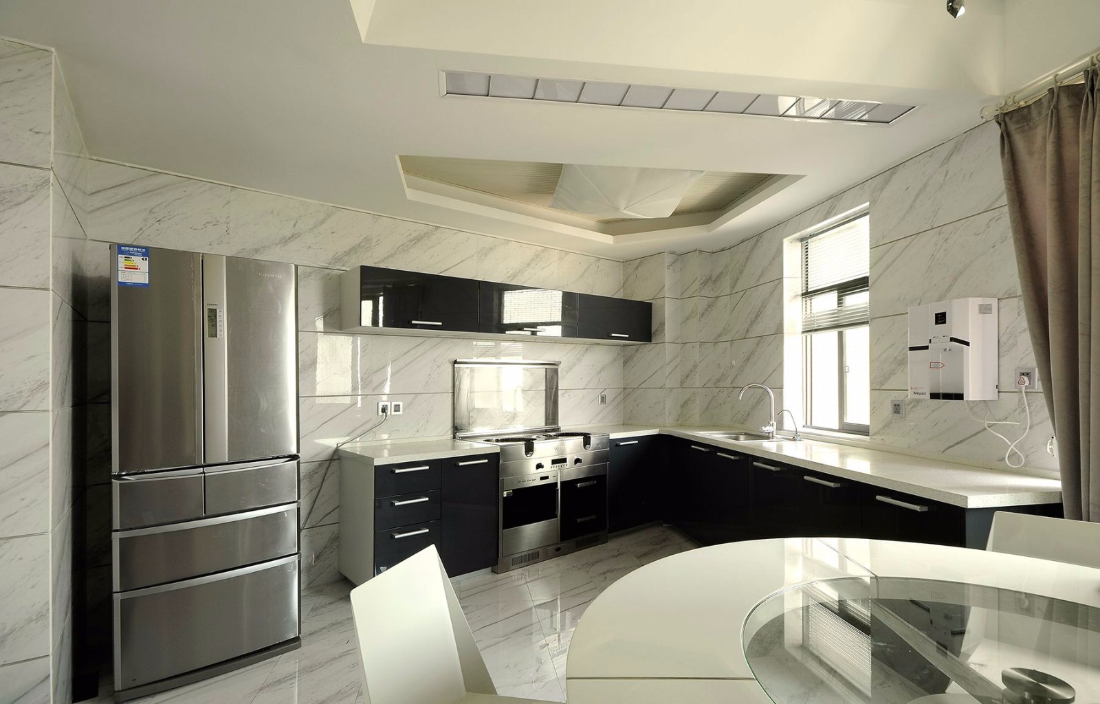 黑白简约现代风格厨房装修效果图