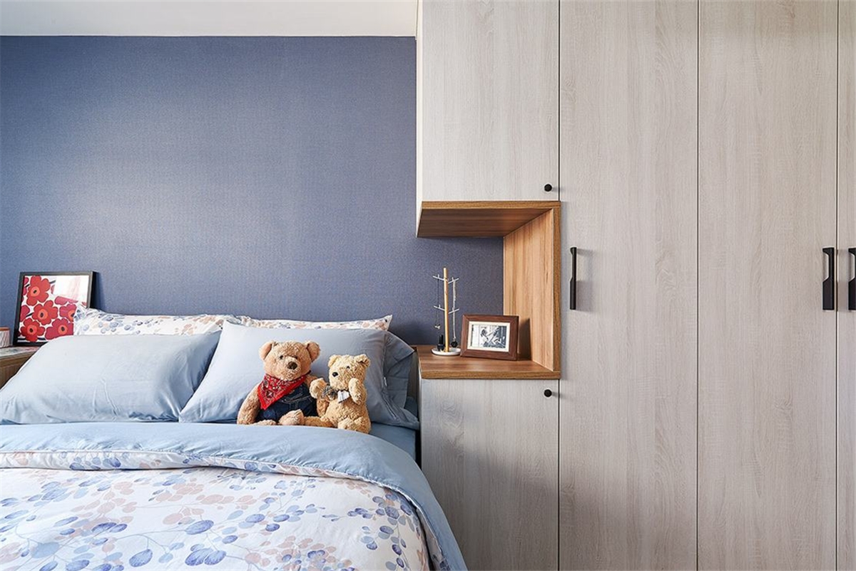 现代北欧风格二居卧室衣柜装修效果图