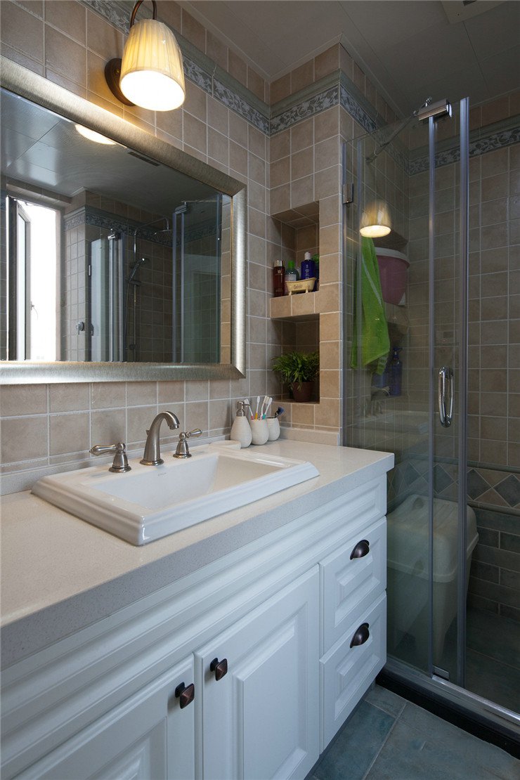 100平美式风格两居装修浴室柜设计图