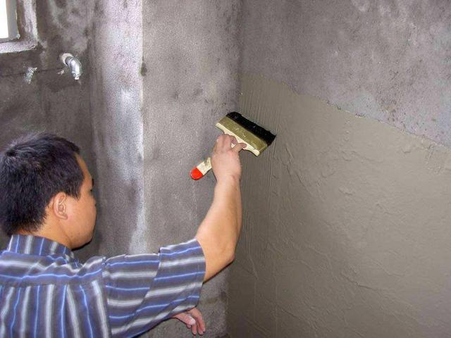 卫生间装修用防水漆还是瓷砖好？听贴砖师傅怎么说，句句大实话！