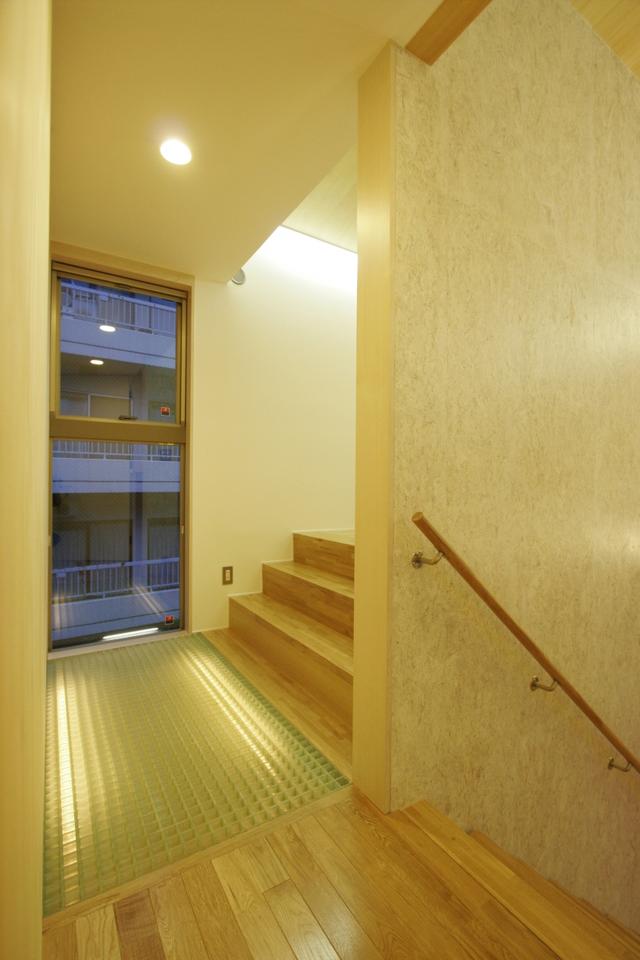 楼梯安装，我学日本人在踏步上装几个小灯泡，对门邻居眼睛都直了