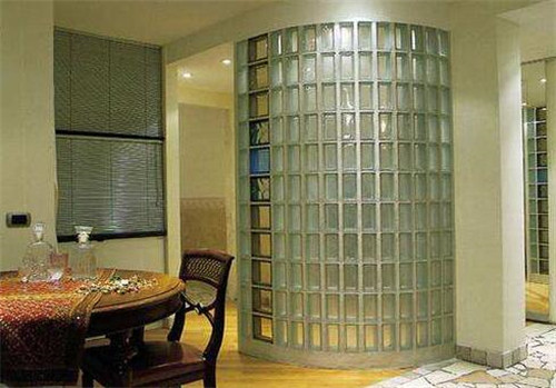 【品峰装饰】玻璃砖隔断墙种类有哪些 　玻璃砖隔断墙优点介绍