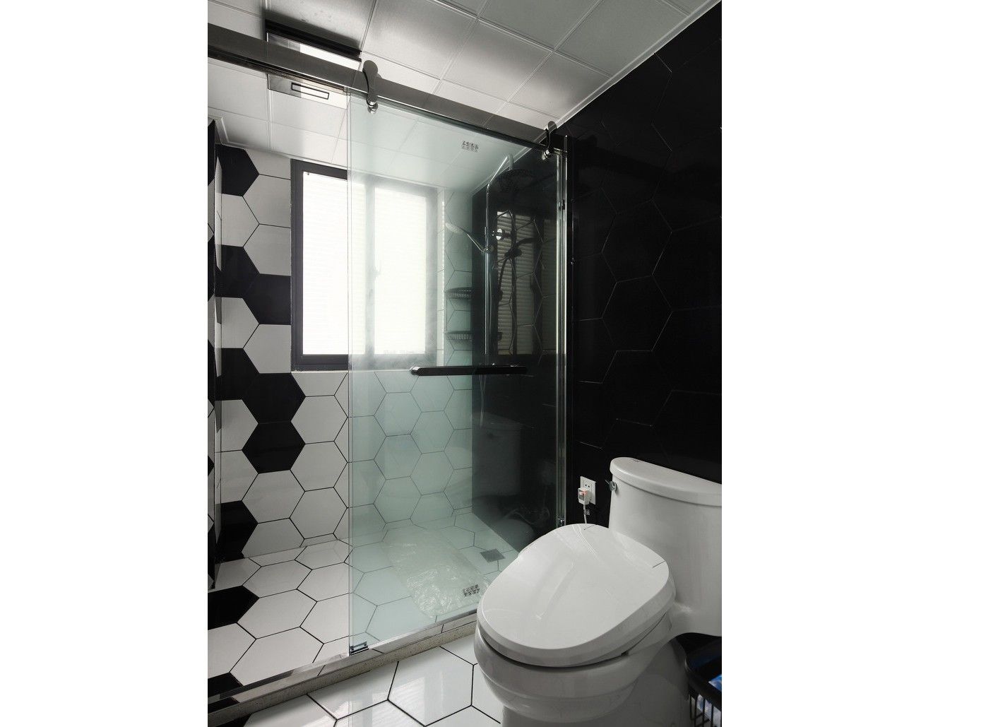 北欧风格三居室装修卫生间搭配图