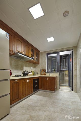 125平美式风格三居装修厨房布局图