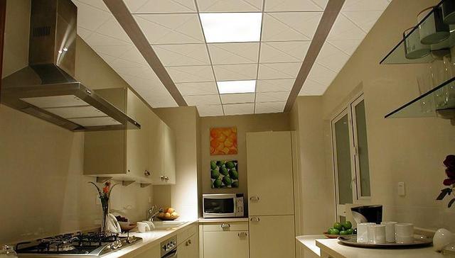 厨房吊顶还在用铝扣板？不防火还变形！这板材更环保耐用、超好看