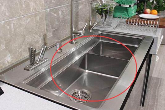 厨房装修水槽单盆和双盆有区别，别到时候装错，后悔都来不及！
