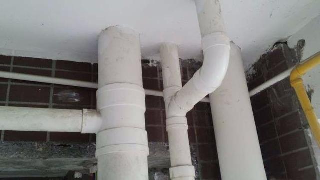 阳台两根排水管太占地方，能合并吗？老师傅：出问题我可不负责！