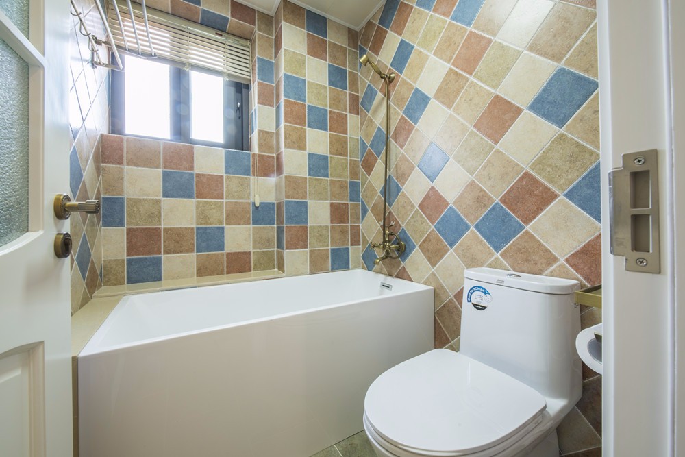 卫生间用的是浴缸,干湿分离,特别设置了一个干区