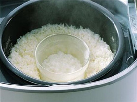 电饭锅煮饭放多少水合适 一般电饭煲煮饭要多久