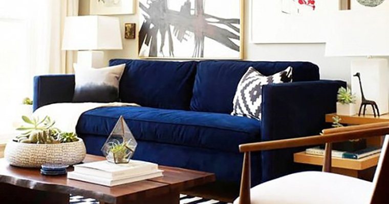 搭配这样的皮艺沙发可选择同色系的实木系列家具相呼应,比如实木茶几
