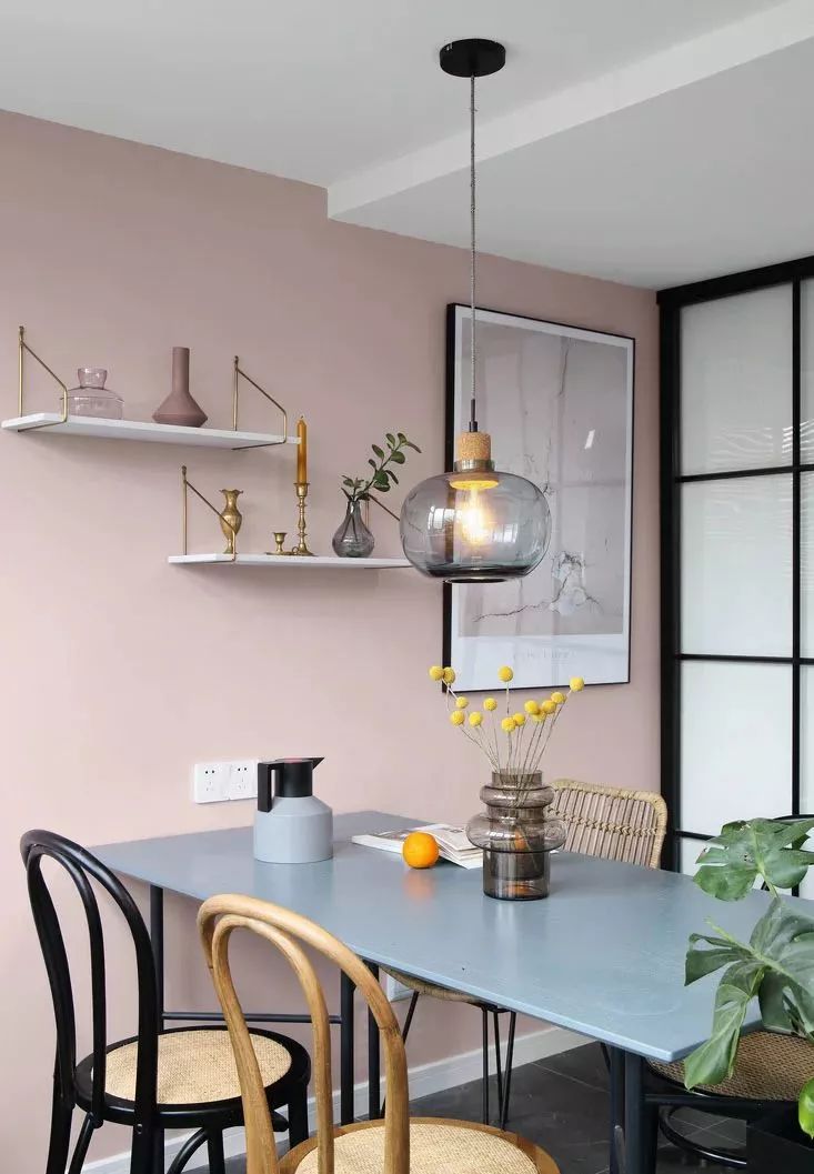 烟灰粉的与众不同,在于甜而不腻,冷硬兼柔.