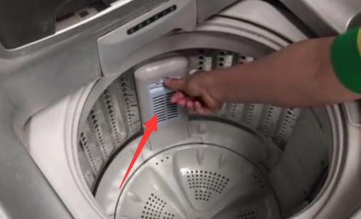 洗衣机用久了才知暗藏这个小开关，打开污水自动流，真有用！