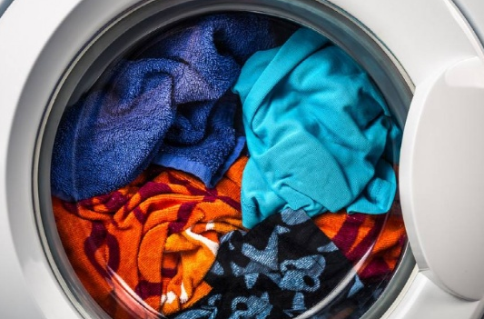 洗衣液和洗衣粉哪个更适合洗衣机用？不少人都搞错，懊悔知道晚了