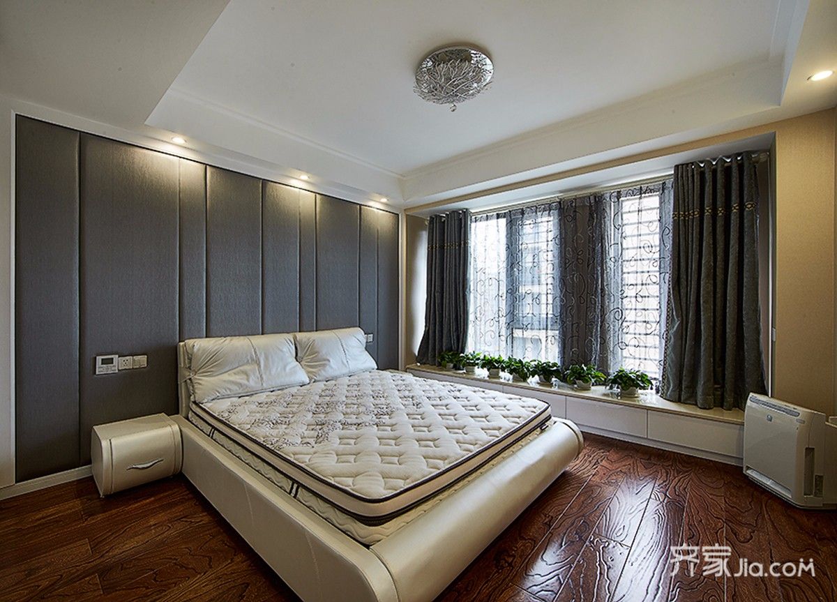 实木线条包裹着整面的灰色硬包.