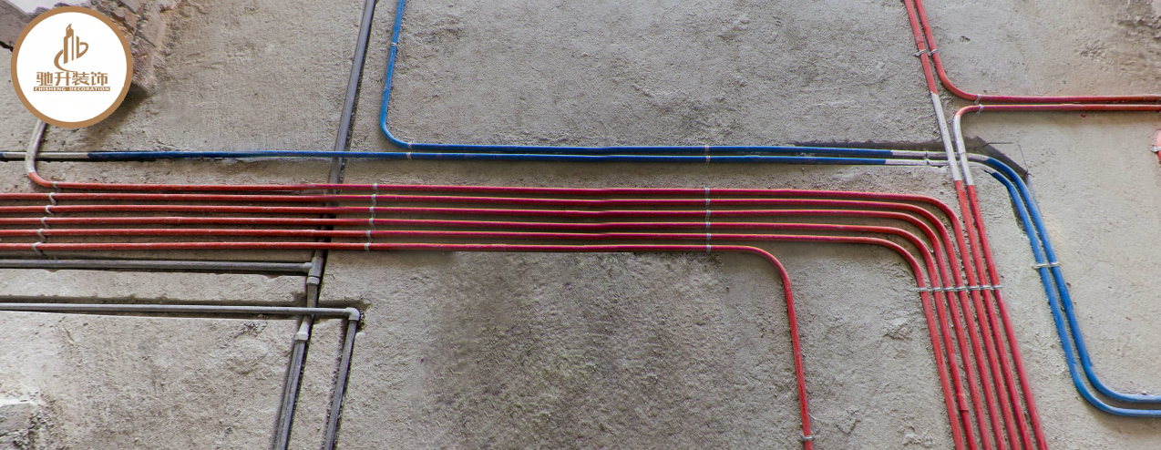 水管必须在线管下方，水管交错须布过桥弯，强弱电线管需要有间距、交错外需要包铝泊纸，防止后期使用有干扰。