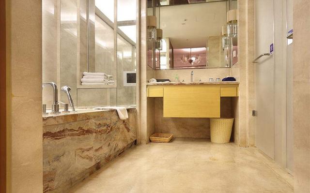 酒店的浴室为什么都是透明的？设计的人太聪明！