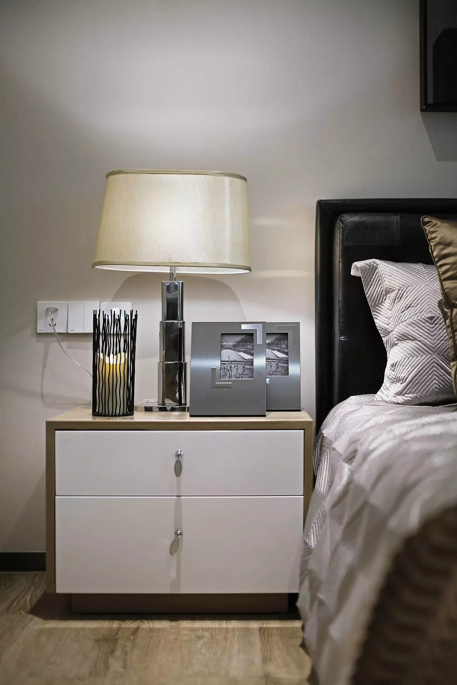 小户型北欧风公寓装修床头柜图片