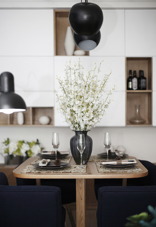 现代风格二居室装修餐桌图片