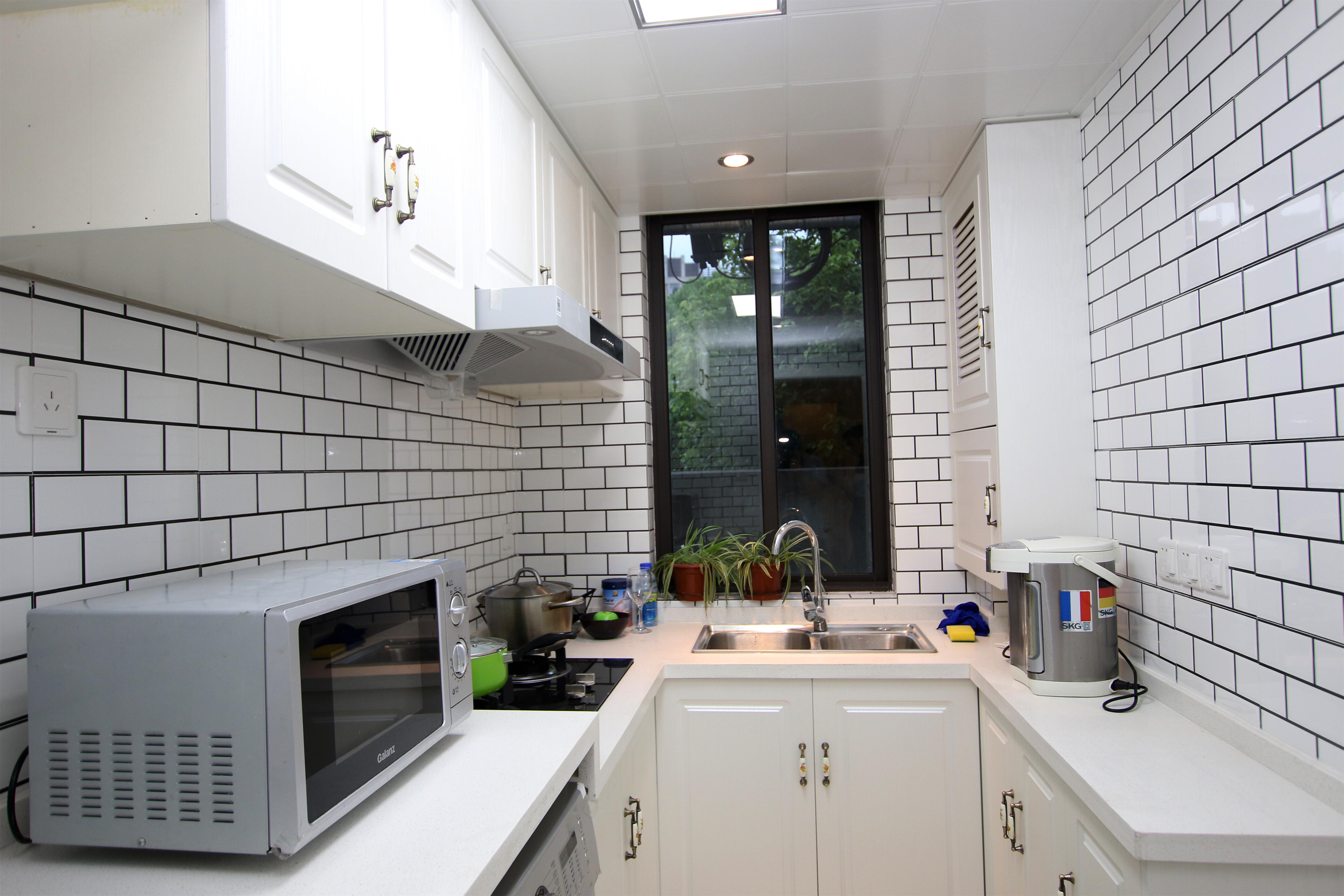 北欧简约三居室公寓装修厨房布局图