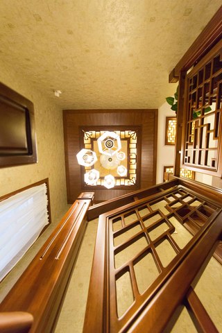 400平中式风格别墅楼梯间吊顶装修效果图