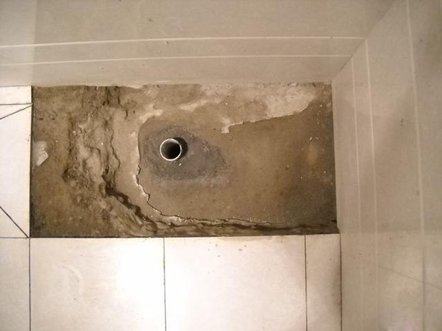 卫生间漏水怎么办？没想到老工人一块砖不砸，5分钟解决问题