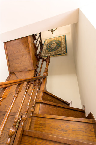 360平美式风格别墅楼梯装修效果图