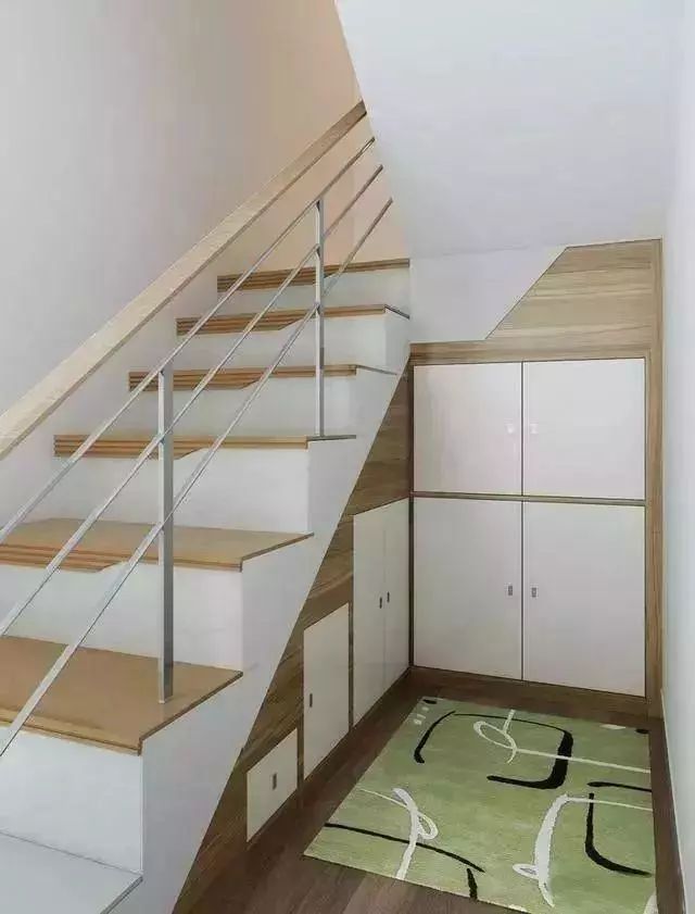 储物空间又有限,这时候楼梯下方的空间就显得特别珍贵,在楼梯下方设计