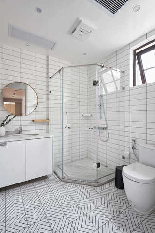 大户型休闲四居室白色卫生间装修设计图