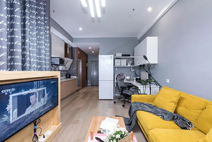 35㎡长条形单身公寓将卧室设计成阁楼一举多得太棒了