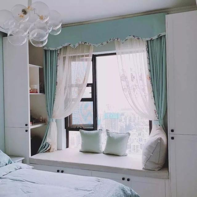 卧室里面有个小飘窗，让你每天起来都有个好心情！