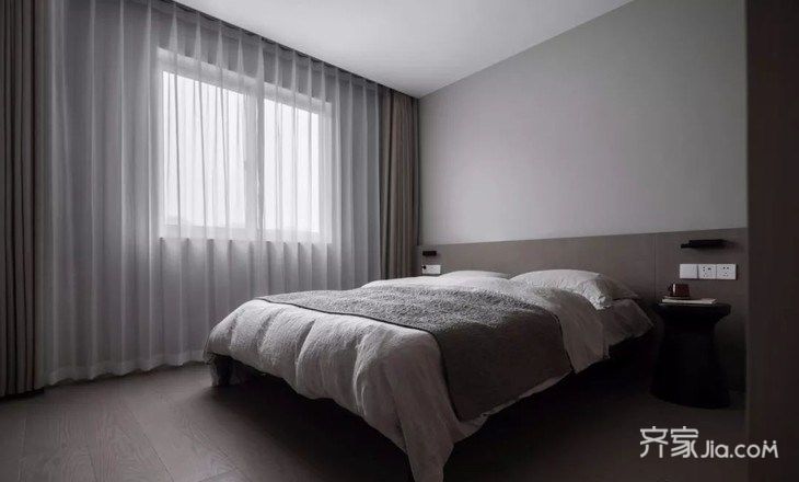 多功能区,木地板搭配木饰面柜体,内部隐藏墨菲床,储物兼具客卧功能