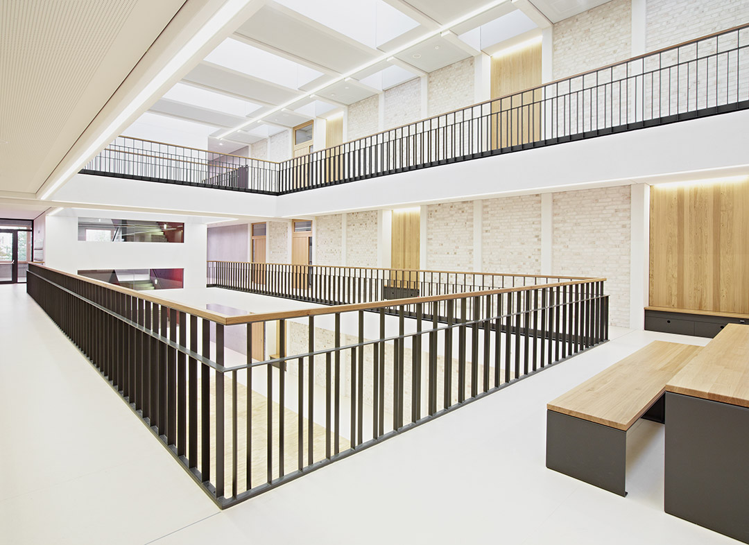 开放简约教学楼中庭空间设计效果图