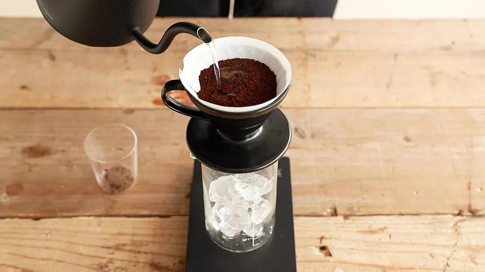 炎热的夏日,你需要这样一杯冰冰凉凉的咖啡.